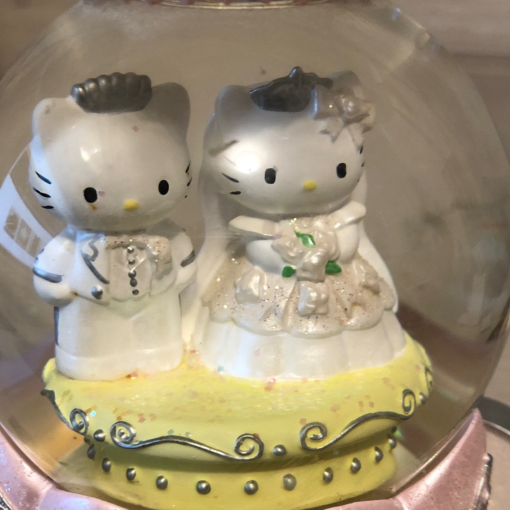 RARE Hello Kitty Here Comes The Bride Snow Globe Music Box Carriage See Video